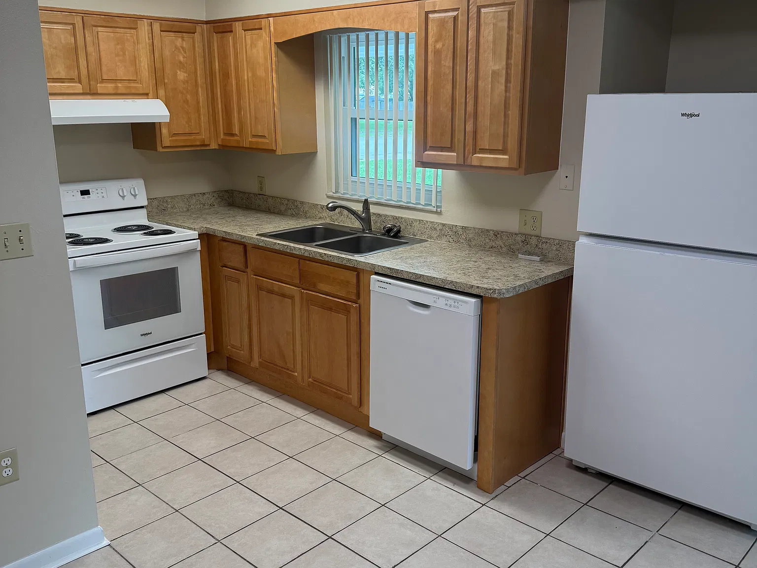 2 bed, 1000 sqft, $1,375 — Photo 2