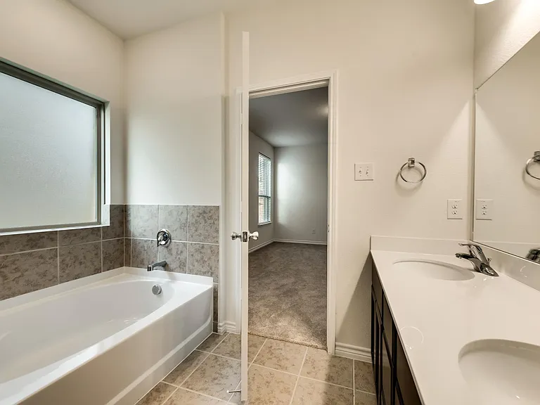 2708 Ryder Ln — Photo 9