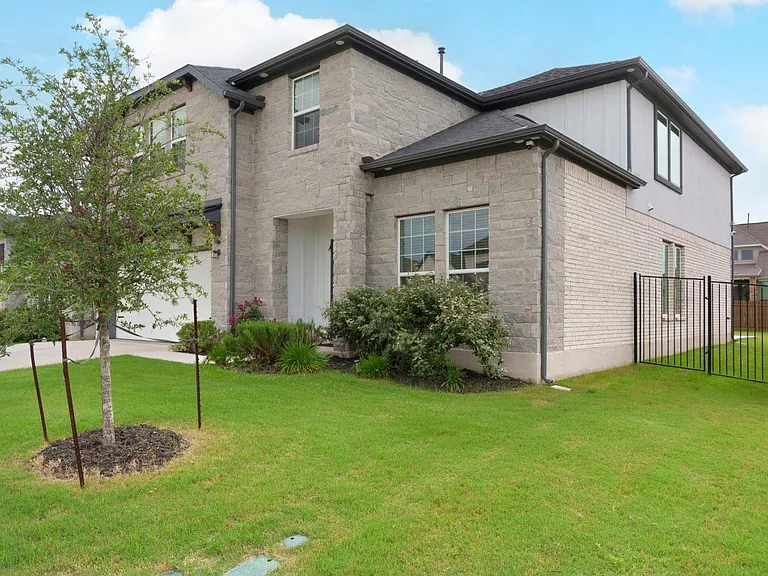 300 Hollister Dr — Photo 2