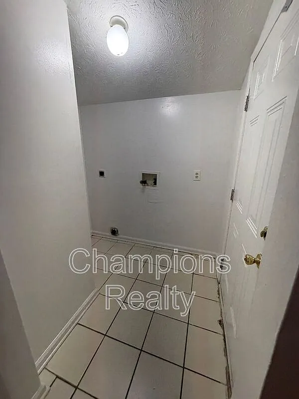 2 bed, 1.0 bath, $750 — Photo 2