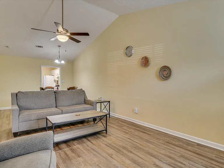 540 Edgecliff Ln — Photo 7