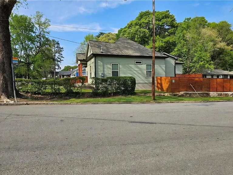 198 Wellington St SW — Photo 3