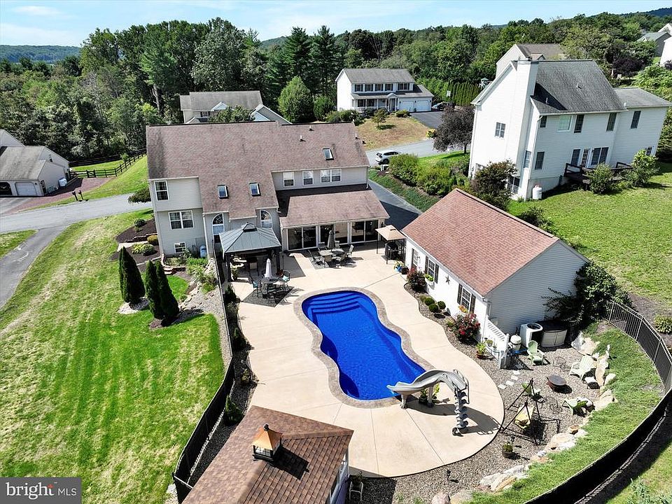 1st image of 304 Fox Hollow Rd