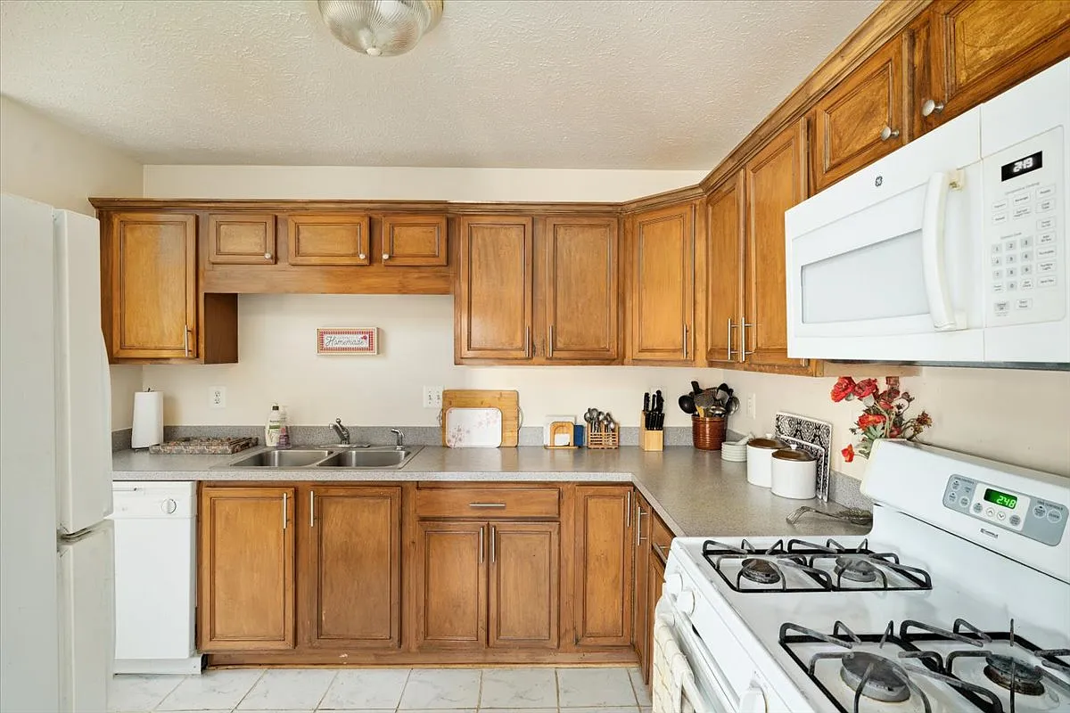 3 bed, 2.5 bath, 1960 sqft, $2,200 — Photo 3