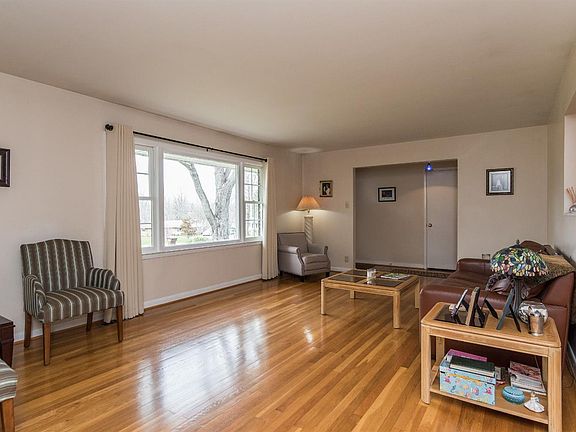 3rd image of 3204 Saxon Dr