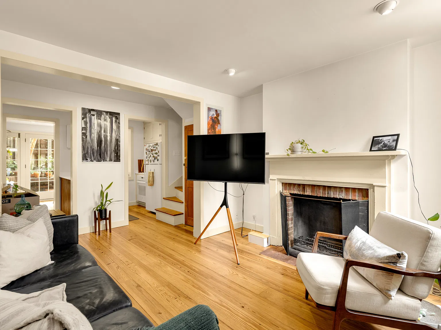 3 bed, 1.5 bath, 926 sqft, $2,350 — Photo 3