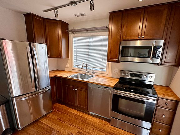 Maple countertop, S/S appliances,