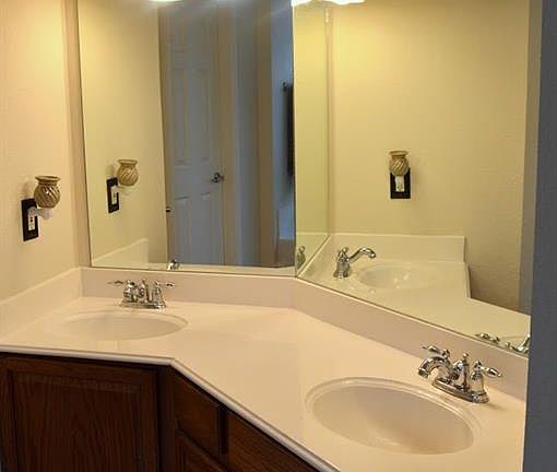 3rd image of 301 Ferndale Pl