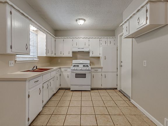 4th image of 3320 Hampton Dr