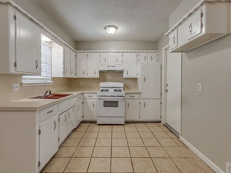 3320 Hampton Dr — Photo 4