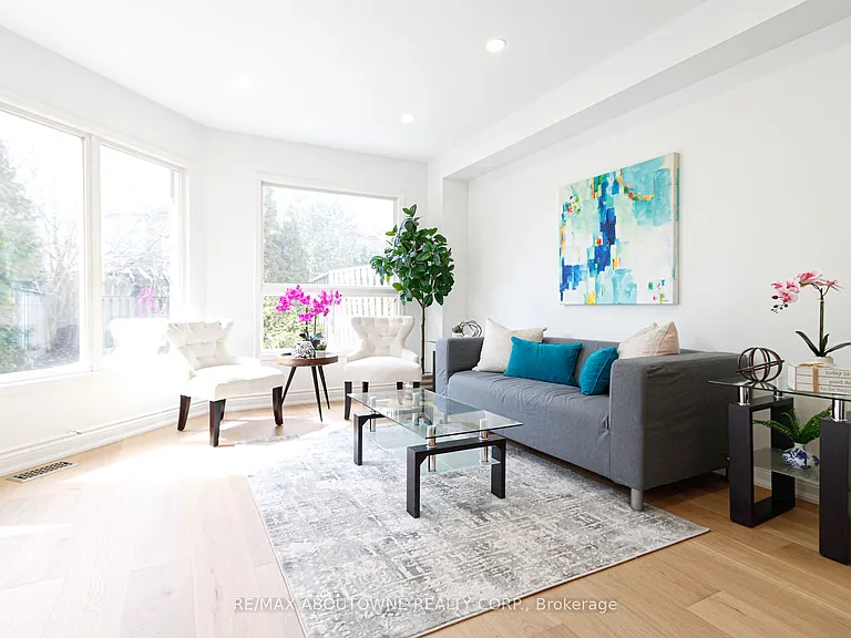 1114 Lindsay Dr — Photo 1