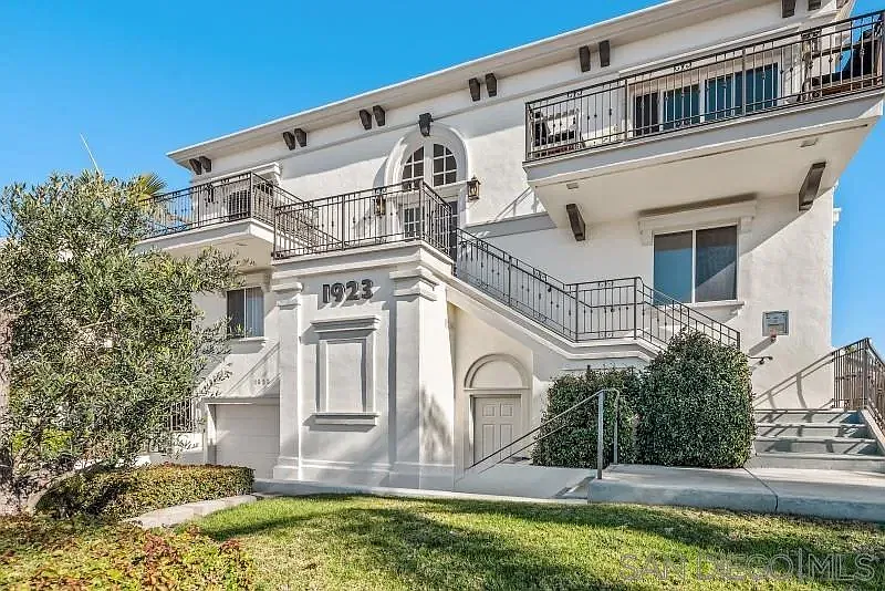 2 bed, 1.5 bath, 909 sqft, $4,400 — Photo 3
