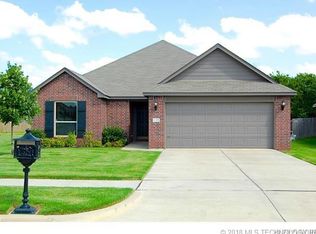 135 E Elmira Pl, Broken Arrow, OK 74012
