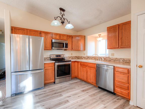 Light and bright kitchen with lots of upgrades!