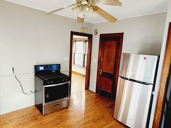 5th image of 22301 Park St
