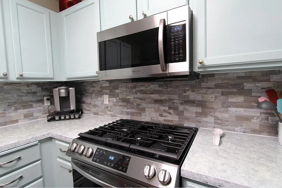 Stainless steel gas range & oven. - 1008 Heather Ln
