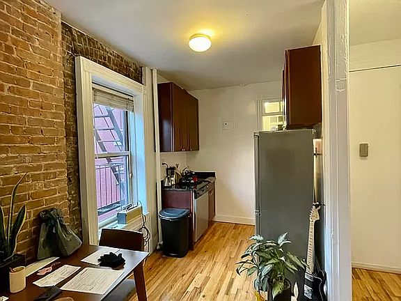 4th image of 143 Waverly Pl APT 3R