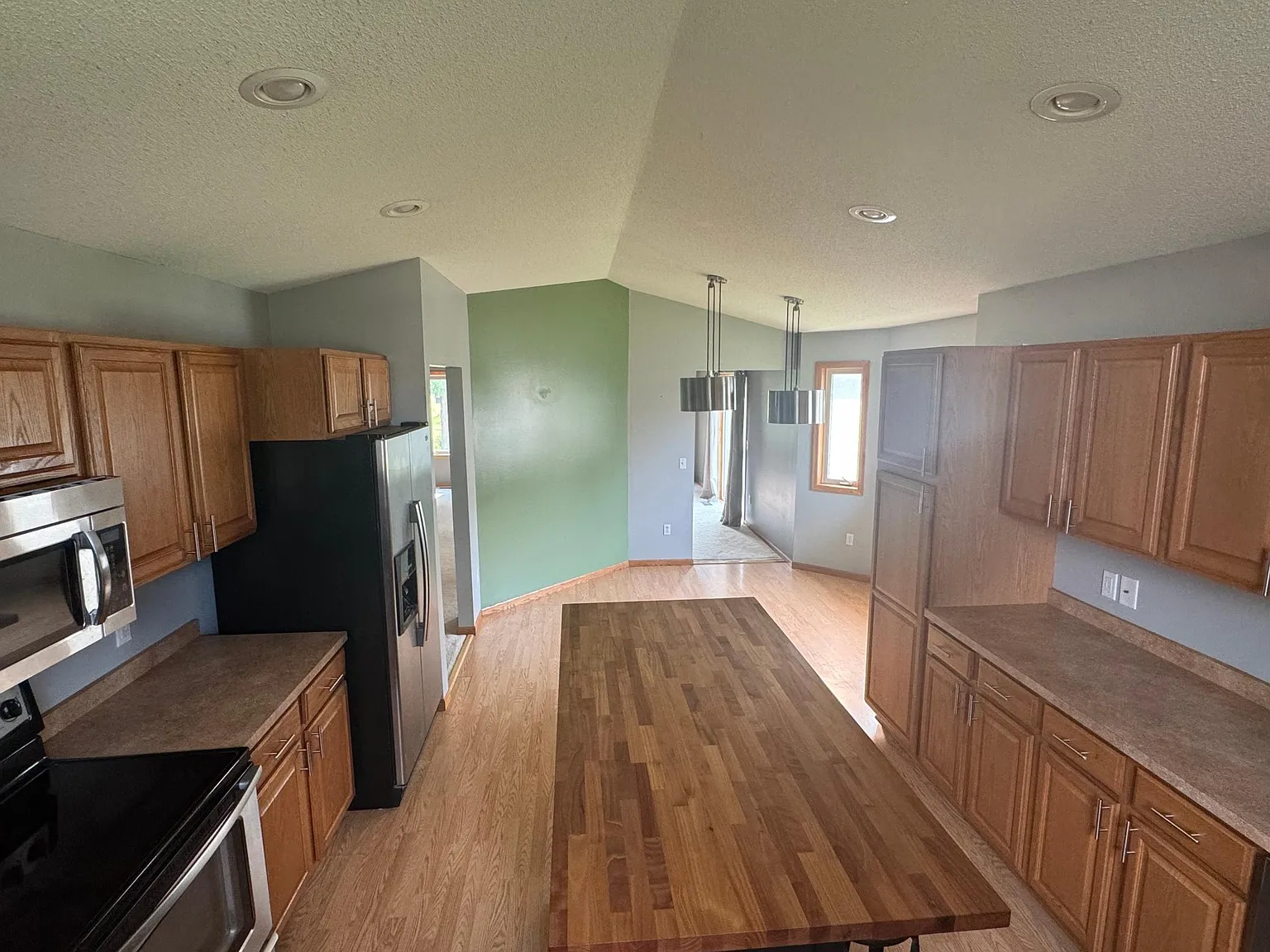 4 bed, 2.5 bath, 2308 sqft, $2,900 — Photo 2