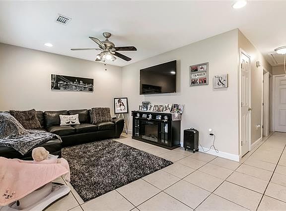 3rd image of 3305 Decomine Dr