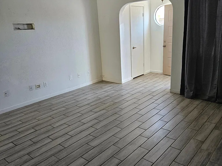 406 E Wickieup Ln — Photo 5