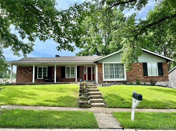 1902 Cathedral Hill Dr, Saint Louis, MO 63138
