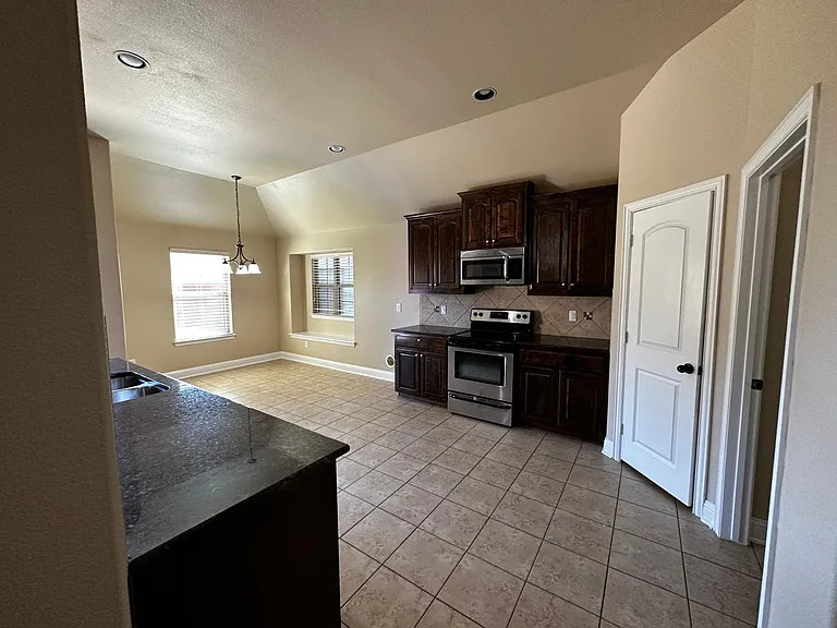528 Stockton Dr — Photo 5