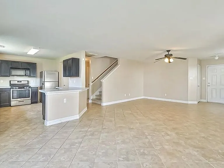 18211 Temple Hill Ln — Photo 2