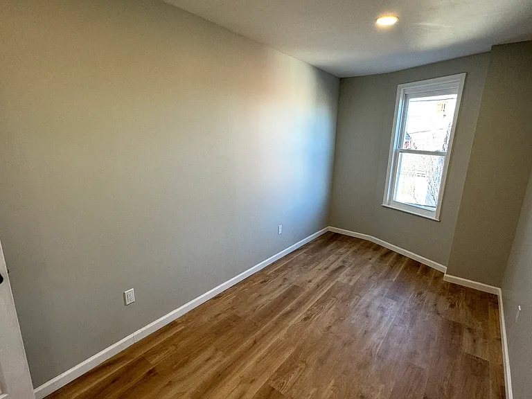 722 E 4th St #3 — Photo 8