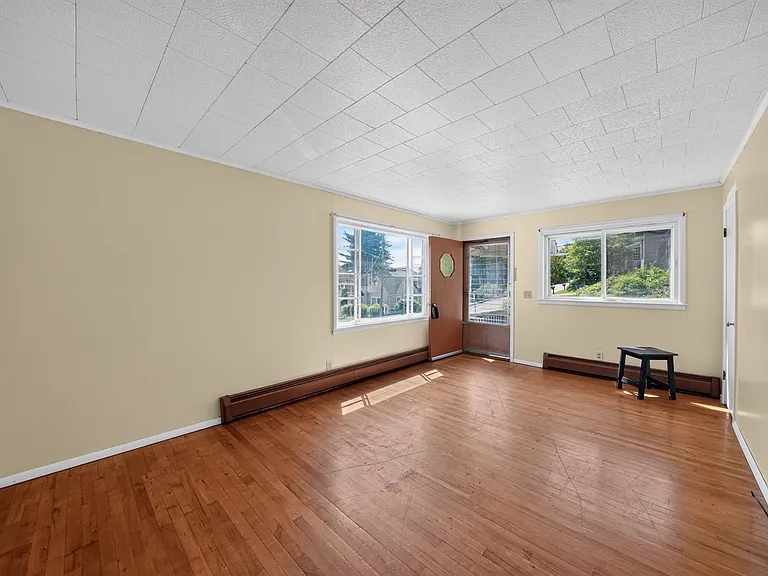 11 Spencer Ave — Photo 2