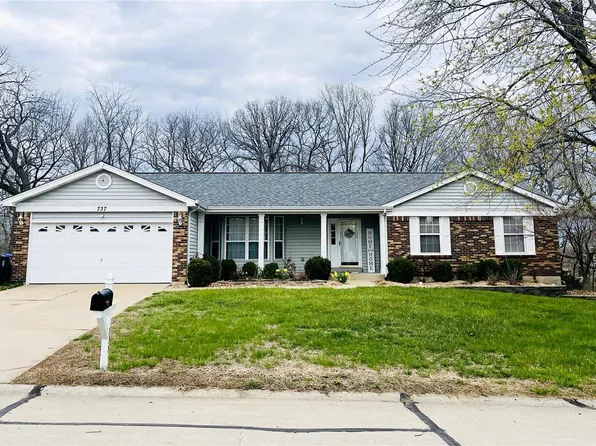737 Carriage Trail Dr, O'Fallon, MO 63368