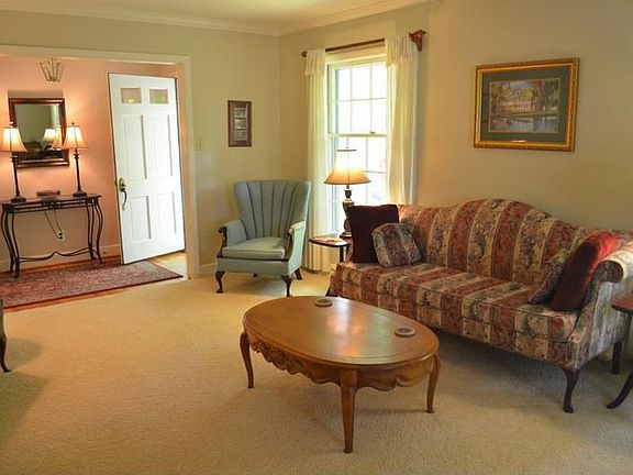 Formal Living Room & Foyer