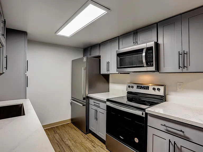 Sunset East Apartments — Photo 28