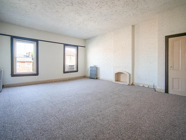 126 W Market St #4 — Photo 3