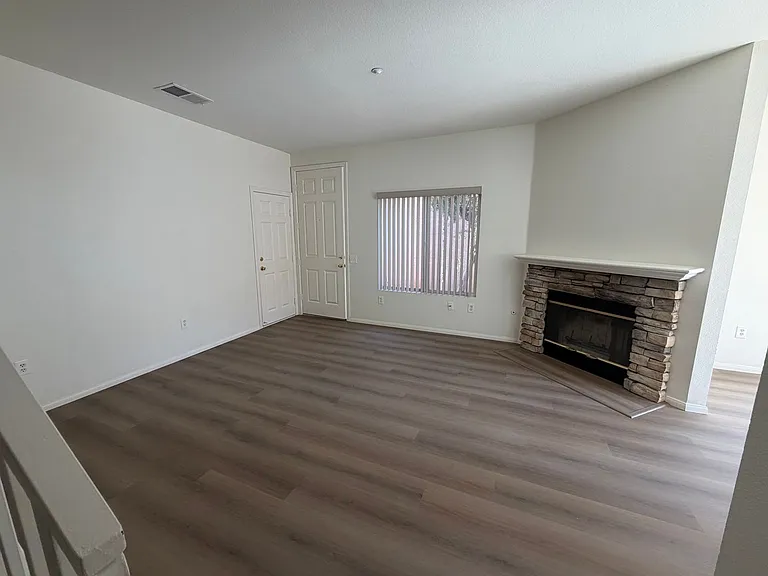 547 Hart Dr #15 — Photo 2