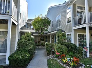 1088 Devon Ct, Mahwah, NJ 07430