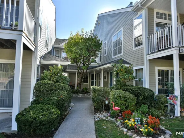 1088 Devon Ct, Mahwah, NJ 07430