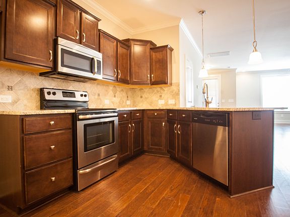 5th image of 504 Vintage Green Ln