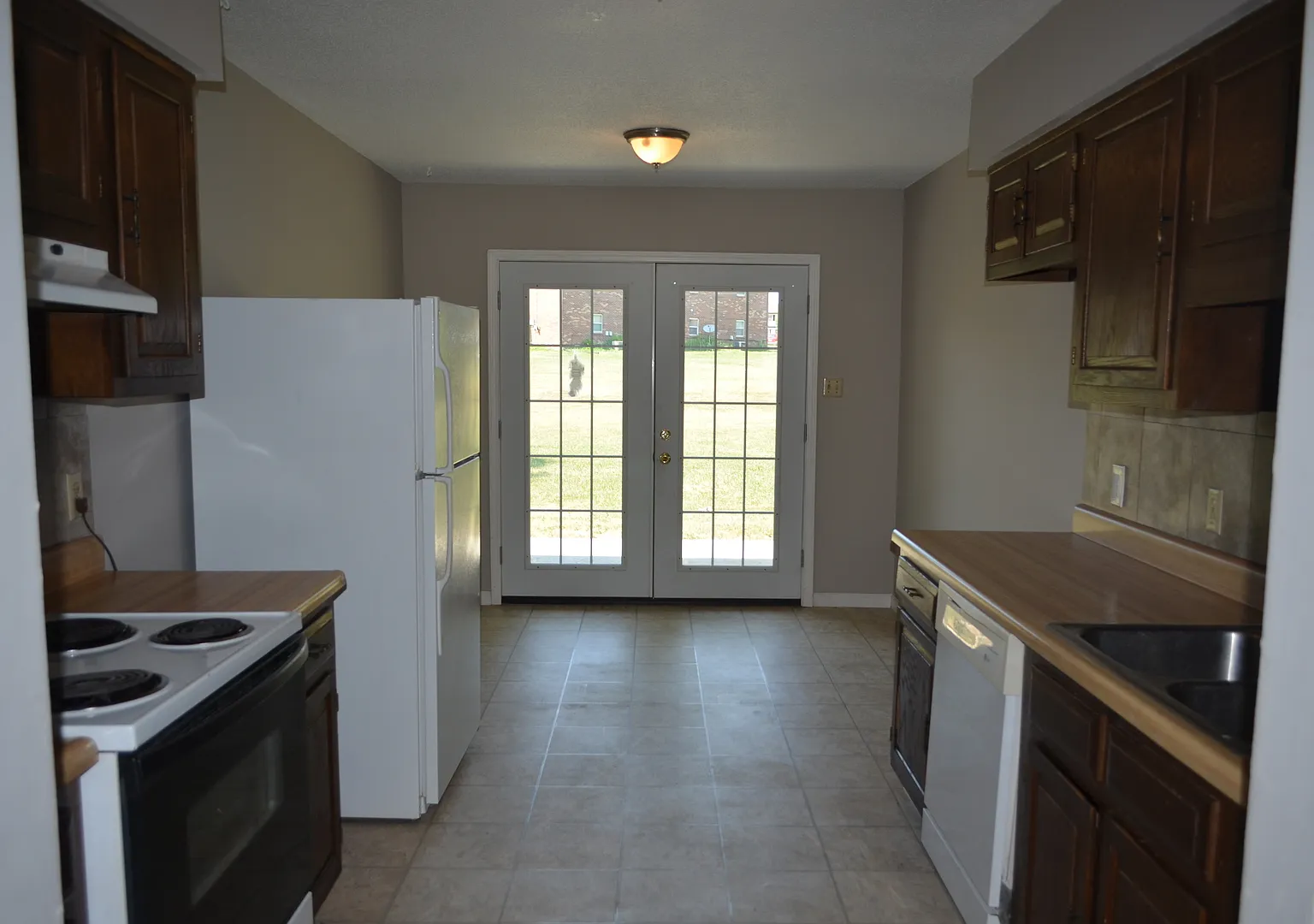 201-203 Maple Grove Way — Photo 2