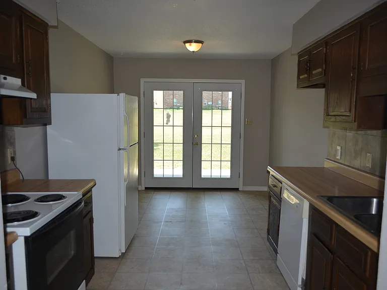 201-203 Maple Grove Way — Photo 2