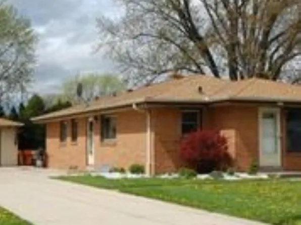 4375 S Honey Creek Dr, Greenfield, WI 53220
