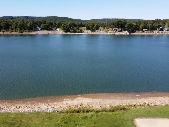 1109 River Front Dr, Clifton, TN 38425