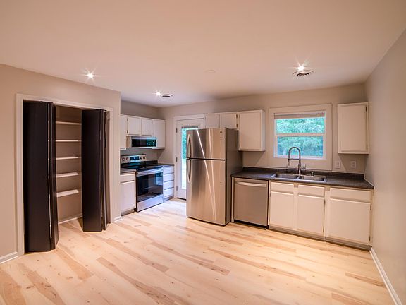 4th image of 638 Kirtley Way APT A