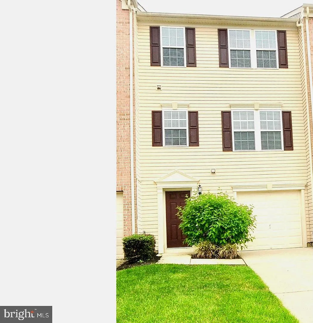 3 bed, 4.0 bath, 2400 sqft, $3,200 — Photo 1