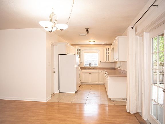 3rd image of 1430 Arbor Park Dr