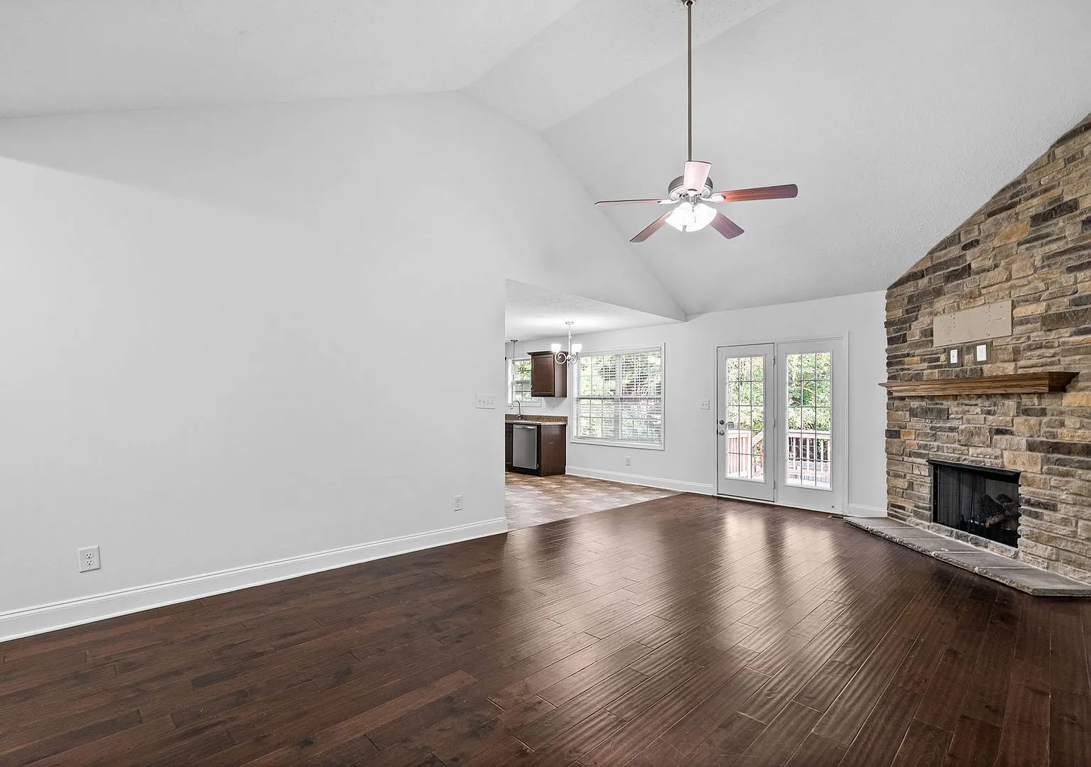 544 Magnolia Dr* — Photo 4