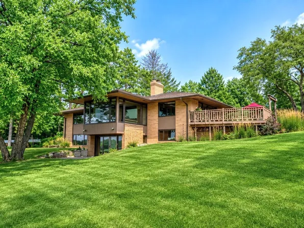 19 Dove Ln, North Oaks, MN 55127