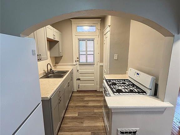 5th image of 4048 Giles Ave