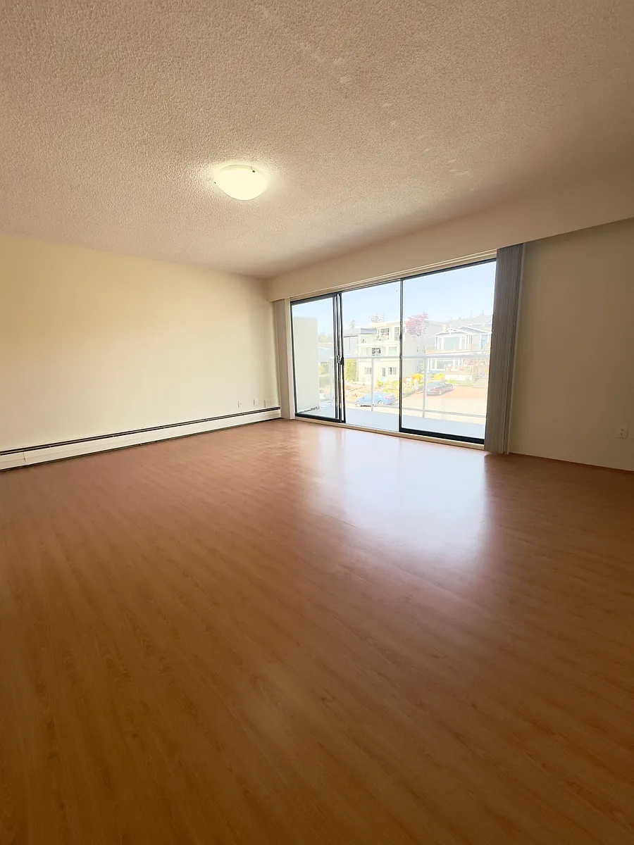 Building Photo - 15158 Royal Ave #405