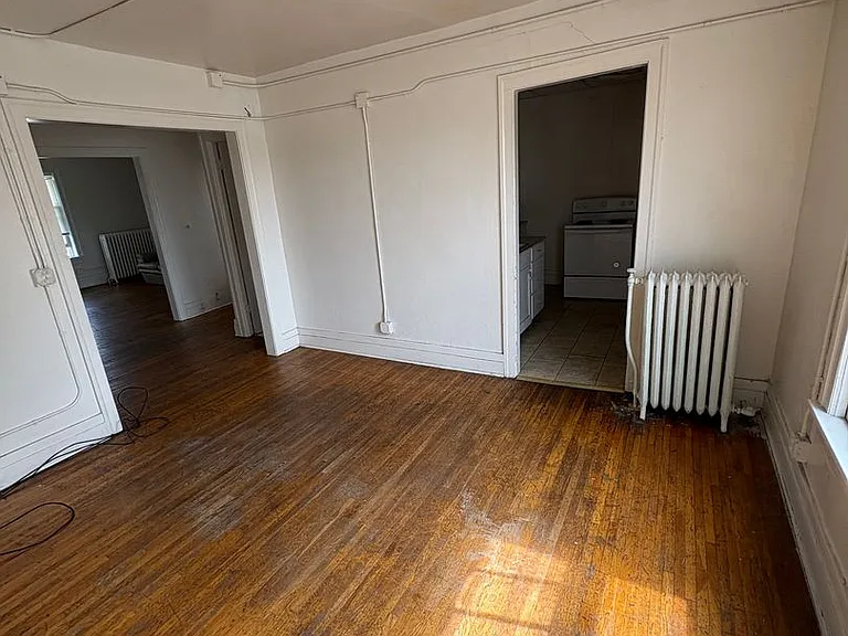 809 W 4th St — Photo 1