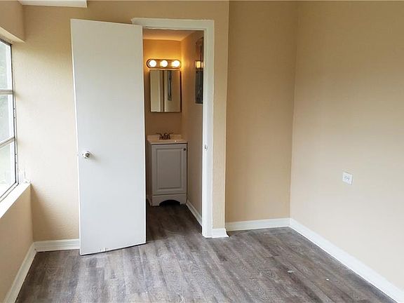 5th image of 903 NE 1st St